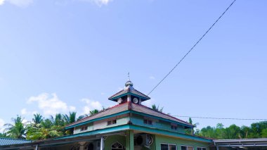 Endonezya 'nın Belo Laut köyünde, parlak mavi gökyüzü olan eski bir cami binası.