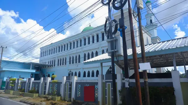Pangkalpinang, Endonezya 'da Çit ve elektrik direkleri olan muhteşem bir cami binası.