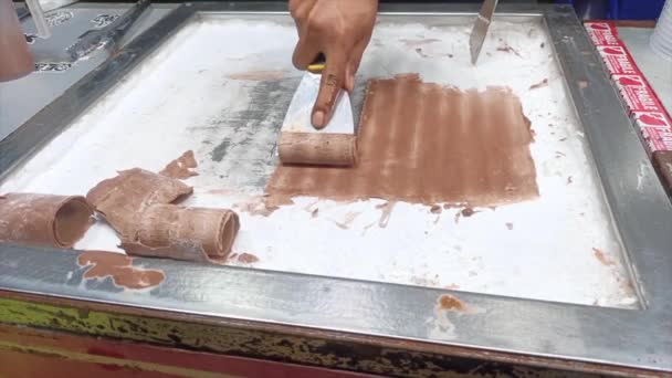 インドネシア マウントック Juni 2023 加工スナックフード チョコレートロールアイスクリーム インドネシアのマントック市のナイトマーケットで — ストック動画