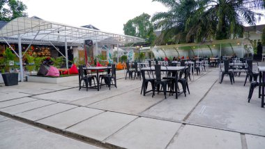 MUNTOK, INDONEZYA - 25 Nisan 2023: Pangkalpinang, Endonezya 'da Masa ve Sandalyelerin Düzenlemesi Düzenli Millennial Warunk Kafe