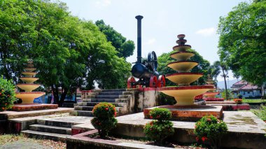 Muntok şehrindeki lokomotif şehir parkında, Endonezya 'nın Pagoda şekilli Sütunları