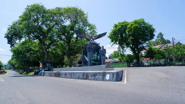 Endonezya 'nın Muntok şehrinin dönüm noktasında Soekarno Hatta kahramanına bir anıt.