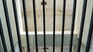 Pangkalpinang, Endonezya 'daki otel binasının içinde bir bariyer olarak Demir Trellis Çiti