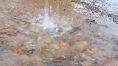 Yeryüzüne çakıl taşlarıyla düşen bir yağmur damlası yağmuru.