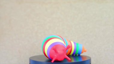 Plastikten yapılmış renkli bir salyangoz şekilli oyuncak, Dönen Video Hareketi