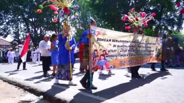 MUNTOK, Indonezya - 15 Eylül 2023: Geleneksel Malezya Bağımsızlık Günü 'nde Malezya Kostüm ve Spor Festivali katılımcılarının katıldığı bir geçit töreni