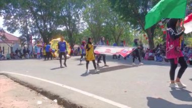 MUNTOK, Indonezya - 15 Eylül 2023: Spor Atletleri ve Madalya Maskotları Temalı Karnaval Katılımcıları, Endonezya 'nın Bağımsızlık Günü Kutlaması