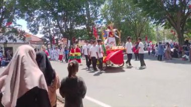 MUNTOK, Indonezya - 15 Eylül 2023: Endonezya 'nın Bağımsızlık Günü' nde Prenses ve Dansçı gibi Giyinen Bir Karnaval Katılımcıları Grubu