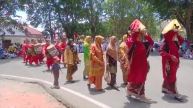 MUNTOK, İNDONEZYA - 15 Eylül 2023: Malezya 'nın Bağımsızlık Günü' nü Kutlayan, Malezya Kostümleri ve Davulcuları Giyinik Karnaval Katılımcıları Grubu