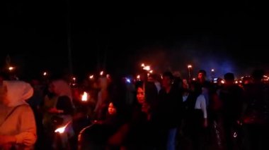 MUNTOK, INDONEZYA - 19 Mart 2024: Meşale Geçidi Festivali 'nde Meşale Taşıyan İnsanlar, Kutsal Ramazan Ayı' nı Karşılıyor