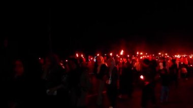 MUNTOK, INDONEZYA - 19 Mart 2024: Meşale Geçidi Festivali 'nde Yanan Meşaleler taşıyan Kalabalık