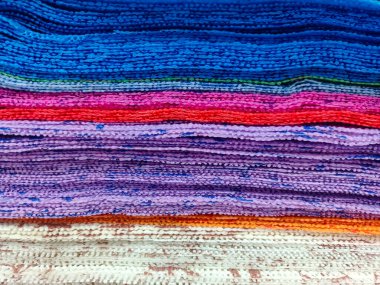 Renkli ince havluların görünümü, arka plan için sıkıca ve düzgünce düzenlenmiş.