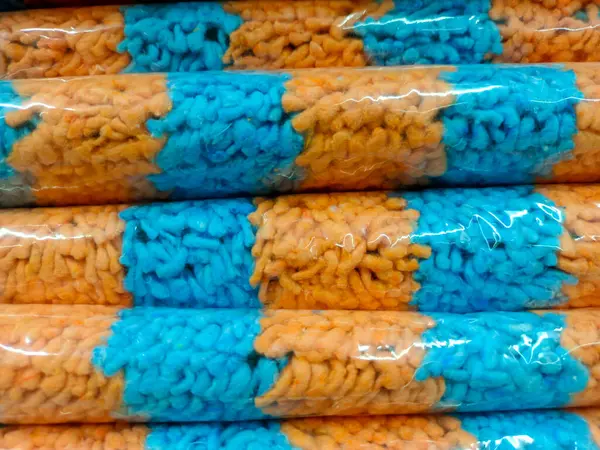 Arka plan için toz bezlerinin turuncu ve maviye sarılması.