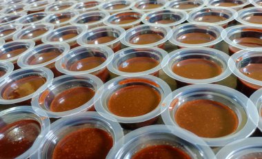 Taze çikolatalı puding, tatlı abur cubur, güzelce ve sıkıca yerleştirilmiş.