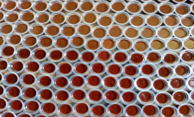 Tatlı çikolatalı puding servisi düzgünce ve sıkıca düzenlenmiş, arka plan için fotoğraf.