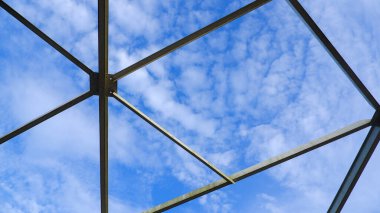 Çelik Truss Köprüsü İnşaat Mavi ve Parlak Gökyüzü Arkaplanıyla Bağlanıyor