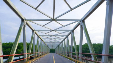 Perimping Belinyu Köyü, Endonezya 'da Çelik Çerçeve Köprüsü İnşaatı