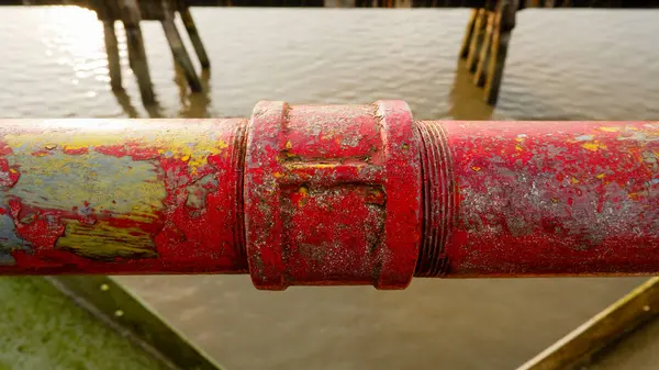 Çelik köprüye bağlı demirden yapılmış bir su borusu bağlantısı.