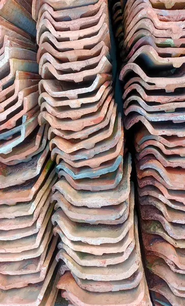 Kullanılmış çatı kiremitlerinin uzun bir düzenlemesi