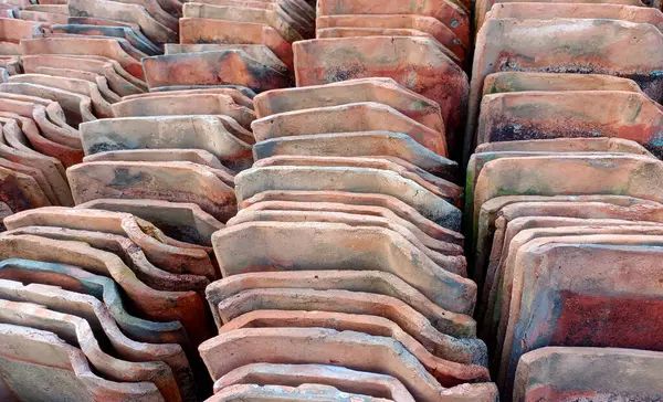 Kullanılmış çatı kiremitleri düzgün ve yakın çekim görüntüsüyle sıkıca yerleştirilmiş.