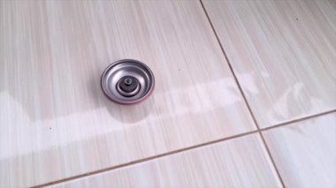 Kullanılmış alüminyum tenekelerden yapılmış ve yerde hızla dönen bir oyuncak.