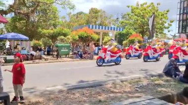 MUNTOK, INDONEZYA - 10 Eylül 2023: Endonezya Cumhuriyeti 'nin yıldönümünü anmak için bir karnavalda Güzel Renkli Motorsikletler Sırası