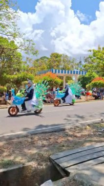 MUNTOK, INDONEZYA - 10 Eylül 2023: Endonezya Bağımsızlık Günü Anma Festivali, Tavuskuşu Şeklinde Süsleilmiş Motorsikletler, Portre Biçiminde Kayıt