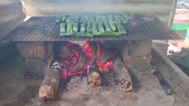 Otak-otak Gıda İşleme Süreci, odun ateşinde ızgara yapan geleneksel Endonezya Yemekleri