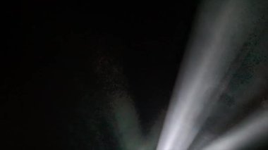 Bir sahne ışığından gelen ışık, bir sahne ışığının gece gökyüzüne yansıması.