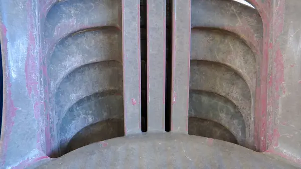 Gri plastik sandalyelerin önü, düzgün ve sıkıca yerleştirilmiş, portre modunda çekilmiş fotoğraf.