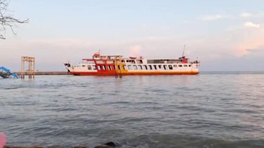 Öğleden sonra bir yolcu feribotu sakin deniz suyuyla rıhtıma yanaştı.