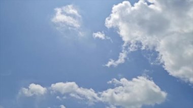 Doğal Manzaranın 4K görüntüsü. Serene ve Peaceful Blue Sky yumuşak, pamuk benzeri bulutlarla süslenmiştir.