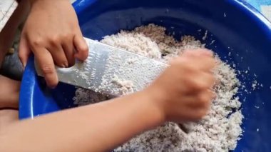 4k görüntü Bir çift el ızgara taze hindistan cevizi, Mavi plastik bir havuza yerleştirilmiş