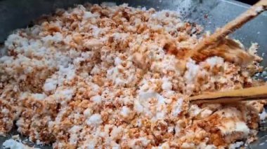 Tipik Endonezya Urapı Baharat Karışımı 'nın 4k yakın çekimi Yavaşça Büyük Vok' ta Karıştırılıyor