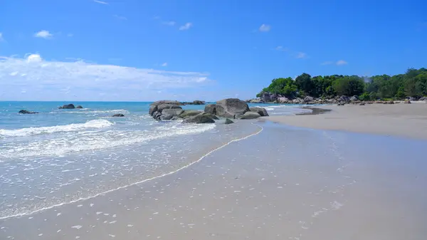 Yumuşak beyaz kum ve kristal berrak sularıyla yemyeşil bir orman zeminine kurulmuş tenha bir tropikal plaj cenneti.