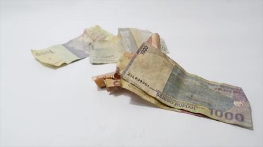Sıkıcı küçük rupiah banknotlarının izole edilmiş beyaz arkaplanda çeşitli renk ve değerlerdeki görüntüleri