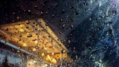 Tavandan sarkan bir dizi sıcak sicim ışığı ya da desenli bir örtü ile aydınlatılmış bir iç mekan görüntüsü.