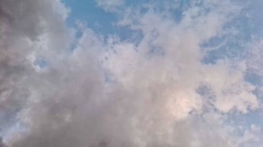 Gün boyunca mavi gökyüzünde yüzen bulutların dramatik görüntüsü doğanın güzelliğini ve bulutların hareketini yakalıyor..
