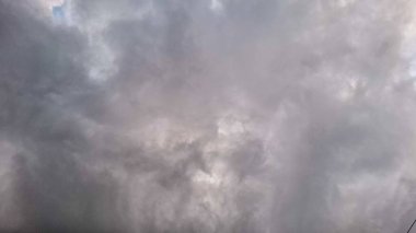 Karanlık fırtına bulutlarının gökyüzünde toplanıp kasvetli ve yoğun bir atmosfer yarattığı dramatik bir manzara..