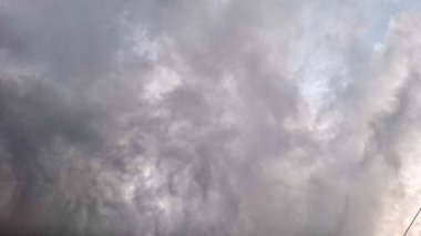 Yoğun fırtına bulutlarının dramatik oluşumları gökyüzünü kaplıyor, kasvetli ve güçlü bir görsel yaratıyor..