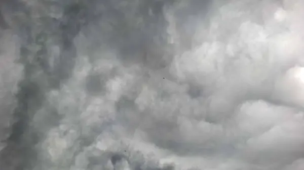 Geniş açılı fotoğraf yoğun gri bulutlarla dolu dramatik bir bulutu yakalıyor..