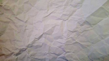 Buruşmuş beyaz kağıt dokusunun yakın çekimi. Bu buruşmuş kağıt yüzeyi çeşitli yaratıcı projelerde arka plan, astar ya da tasarım unsuru olarak kullanılabilir..