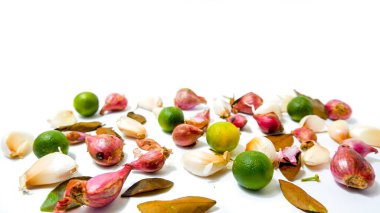 Sarımsak, Shallotlar, Kireç ve Koyu Yaprakları Beyaz Arkaplanda İzole Edildi