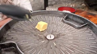 Cızırdayan Kore barbekü ızgarasında El ile Tereyağlı Testis.