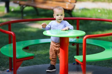 Atlıkarıncada oynayan genç çocuğun portresi halka açık oyun sahasında dolaşır..