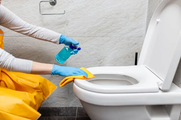 Närbild Kvinnliga Händer Gummihandskar Rengöring Toalettskål Med Desinfektionsmedel Och Trasa Stockfoto