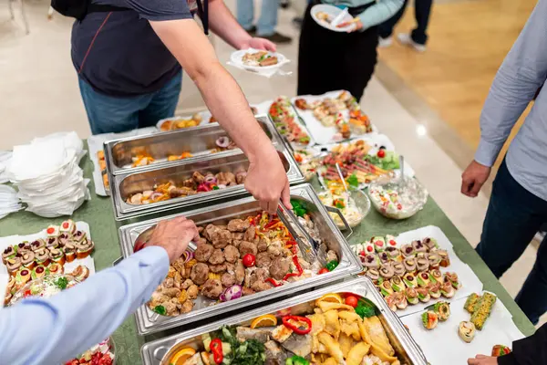 Közeli Fel Kezét Scooping Ételt Svédasztalos Étkezési Koncepció Jogdíjmentes Stock Képek