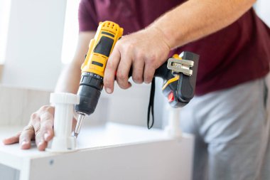 Marangoz mutfak elementleri kurulumu için elektrik kablosuz tornavida kullanıyor