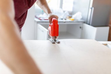 Kapalı alanda elektrikli testereyle testere testeresi.