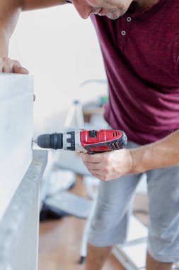 Mutfak işçilerinin kablosuz matkapla ahşap elementleri birleştirmesi..